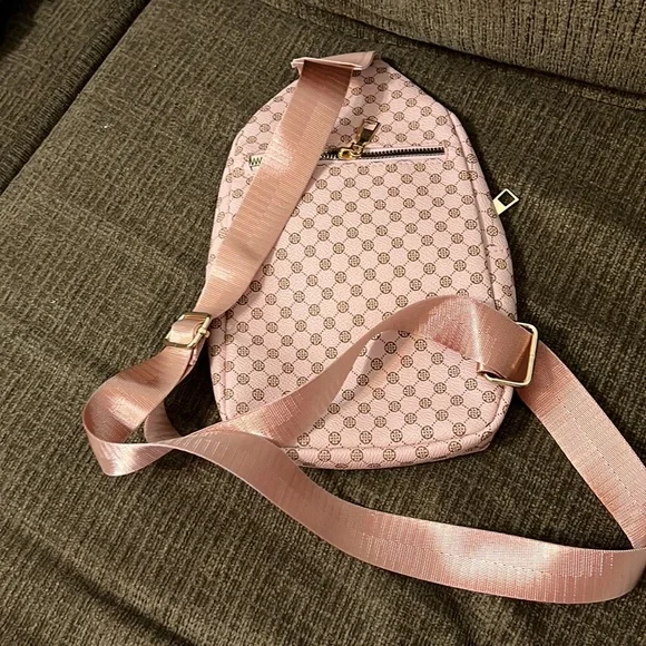 NWOT crossbody bag. $15 - Picture 2 of 4